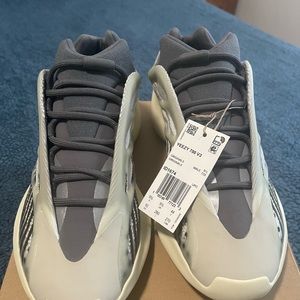 Yezzy 700 V3 Brand New/tag, box